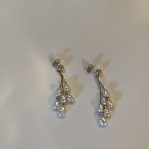 14kt yellow gold with fresh water pearl dangle earrings weighing 2.5g NEW